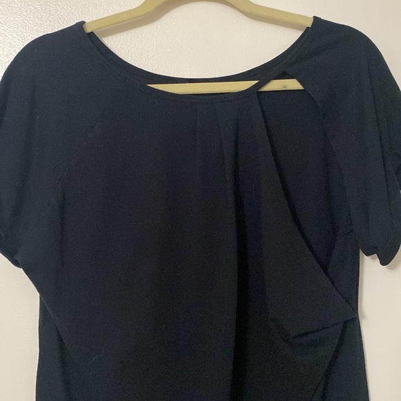 Fabletics tshirt with cut out detail and cuffed sleeves. - Picture 3 of 3